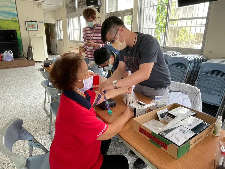 衛生局派員前往社區擴大採檢，盼找出隱藏病例。市府提供