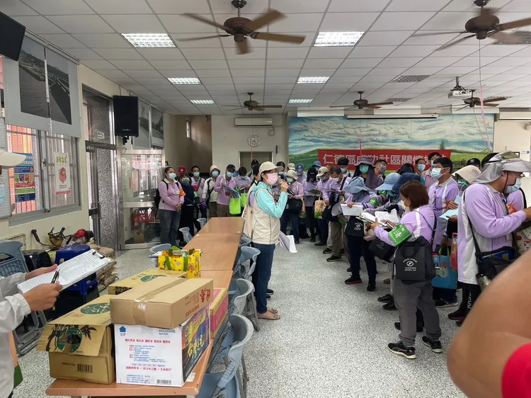 市府動員鄰里志工擴大孳清、掃蚊。市府提供