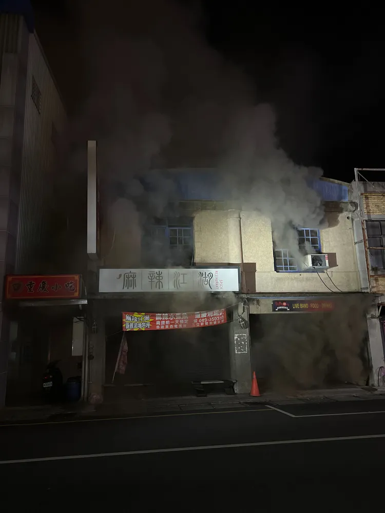 火勢延燒到隔壁商家。翻攝畫面