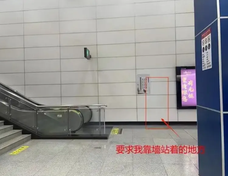 鄧男被要求靠牆站好，承受眾人異樣眼光。翻攝自《香港01》