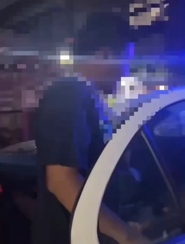 陳男解釋當時伸手是怕裙子飛起來，幫忙壓住，南韓直播主昨離台對此不願追究。翻攝畫面