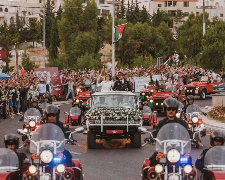 胡笙王子和拉傑瓦王妃受到民眾熱烈歡迎。翻攝theroyalfamilyjo IG