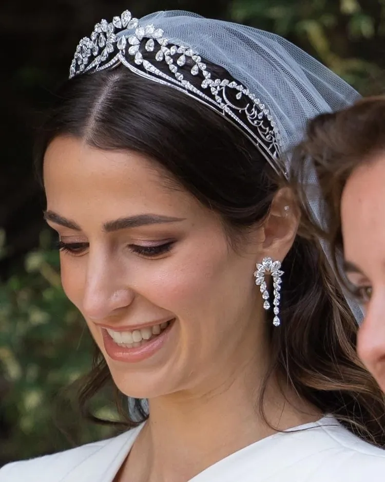 拉傑瓦王妃的皇冠上巧妙暗藏了古蘭經文「Rajwatum min Allah」，代表希望在阿拉中。翻攝theroyalfamilyjo IG