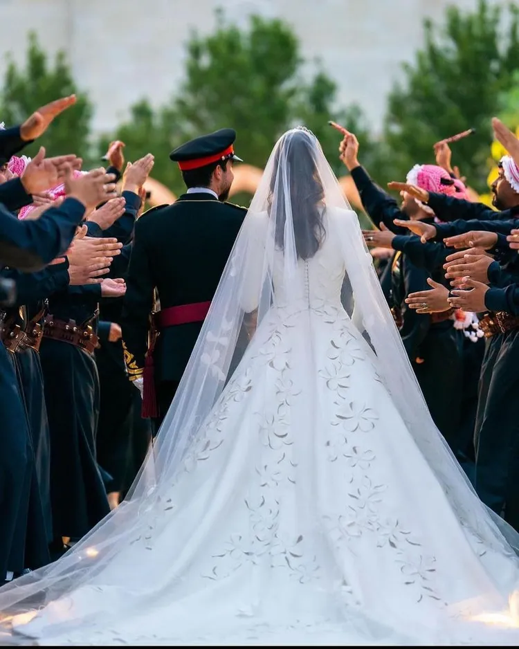 拉傑瓦王妃（右）身著出自黎巴嫩設計師品牌Elie Saab的訂製白紗，相當優雅動人。翻攝theroyalfamilyjo IG