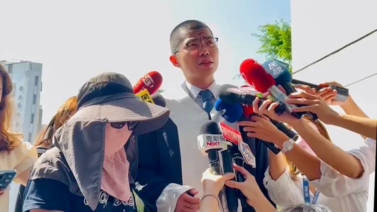 賴母與委任律師許哲維質疑警方採證有瑕疵。讀者提供