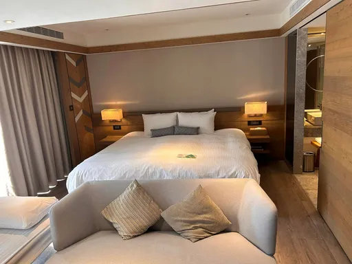 連假住飯店!險遭開門闖入嚇醒 櫃台稱「小朋友搞錯」讓人氣炸