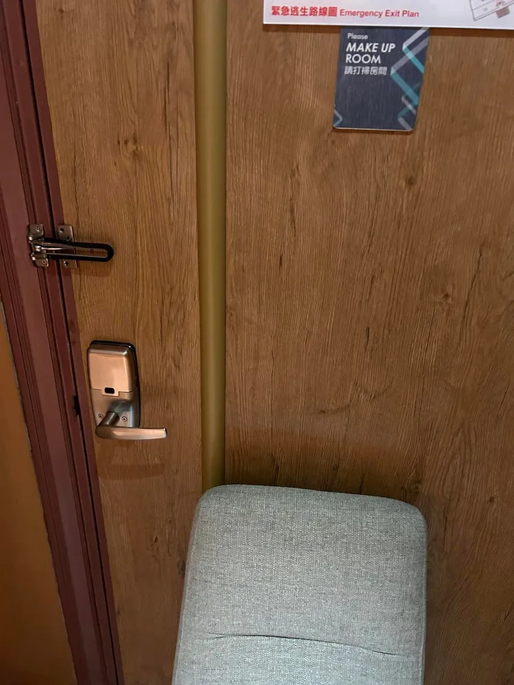 幸好當事人前一晚有鎖上門扣，還在房門內擺放椅子，才擋住不明人士直接進房。翻攝自臉書「好想住飯店⭕好康.踩雷不藏私」