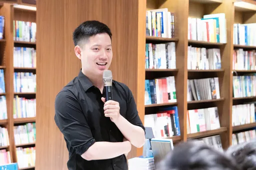 作家何則文被控「性侵合夥人逼下跪說感恩」 連發2篇道歉文!只認傳裸照