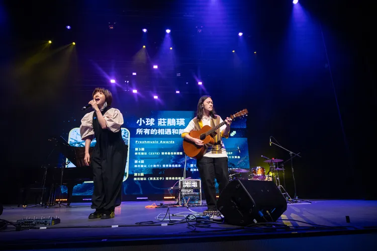 棉花糖主唱小球首次獻出FMA典禮主持初體驗，還挑戰獻唱歷屆得獎作品。Freshmusic音樂誌提供