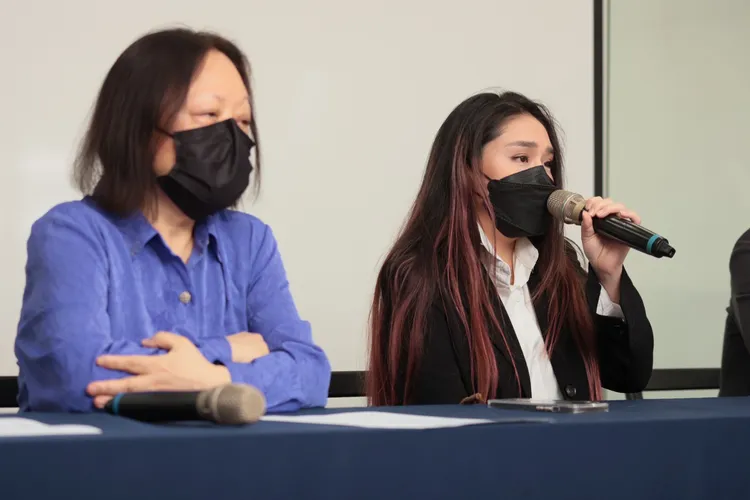 李伊妍（右）的媽媽陪同。彭欣偉攝