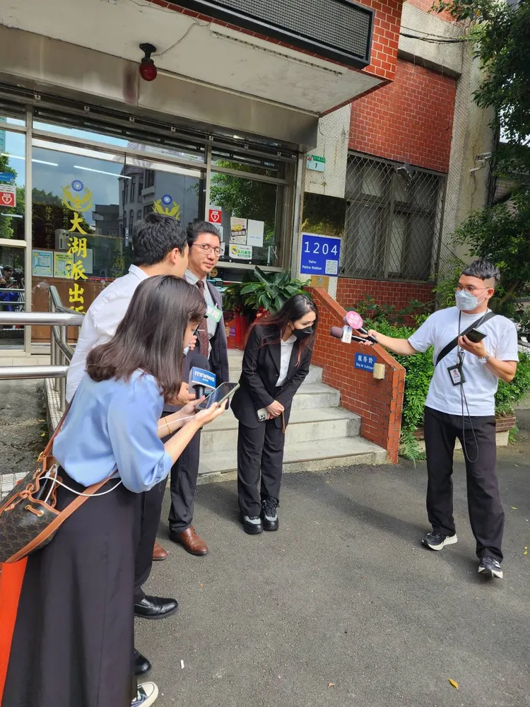 李伊妍（右二）今天傍晚到大湖派出所說明案情。周律提供