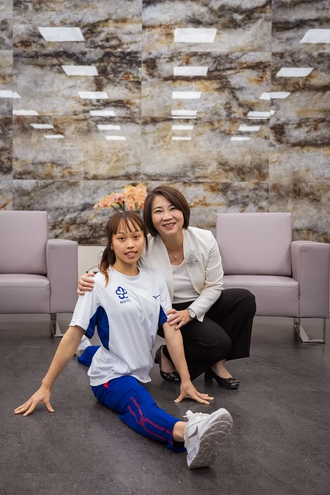 周春米縣長接見競技體操選手林宜蓁。翻攝畫面