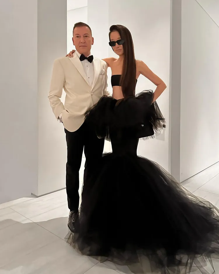 Vera Wang（右）的紙片人身材嚇壞粉絲，跪求她直奔麥當勞。翻攝verawang IG