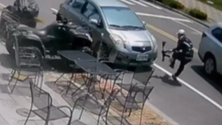 他開槍約10秒就中槍倒地。讀者提供