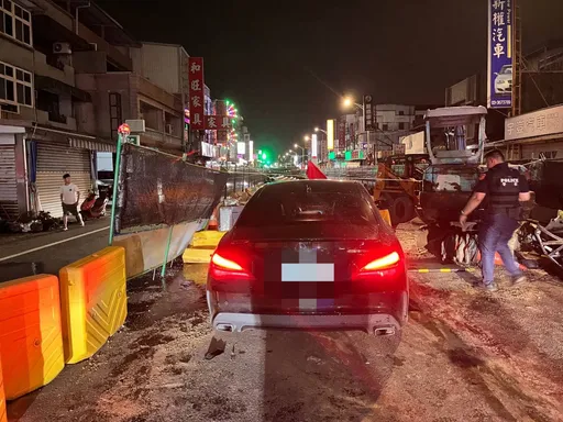 賓士車駕駛路況不熟衝進台電工地 手部骨折送醫