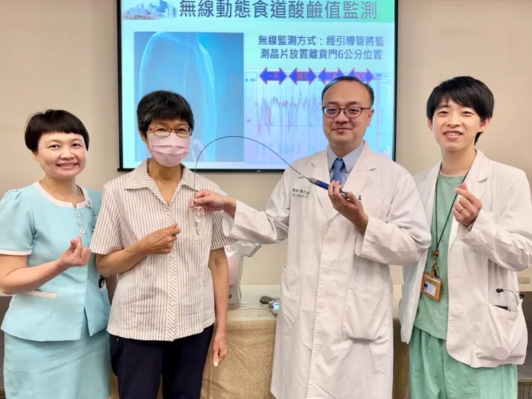 蕭望德醫師說，食道膠囊「無線動態酸鹼值監測」
，監測時間長達96小時，檢查起來更舒適。中國附醫提供