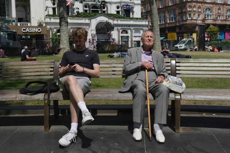 英國61家參與測試的公司表示，經過調查發現周休3日後，員工不僅提高效率，還減輕壓力，增進身體健康。美聯社