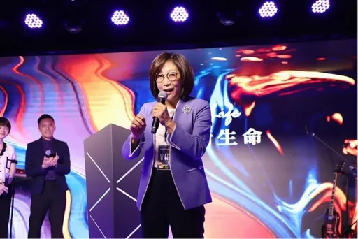 女議長小綠綠時期被襲胸 她超兇悍一腳踹翻淫笑狼