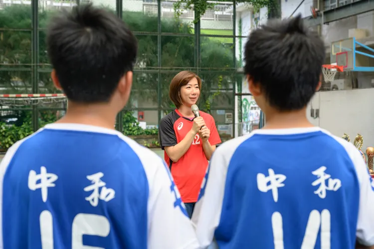 郭曉玲為小選手打氣。永齡基金會