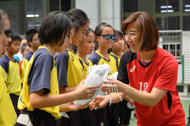 郭曉玲致贈水壺給小選手。永齡基金會提供