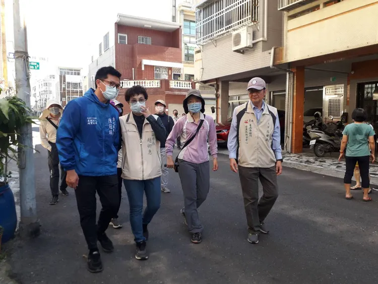 副市長趙卿惠(左2)前往視察確診病例活動地。市府提供