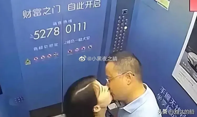 高官與美艷人妻在電梯內就急著舌吻，電梯牆上還有斗大的「財富之門，自此開啟」標語。翻攝微博/南京曉莊學院