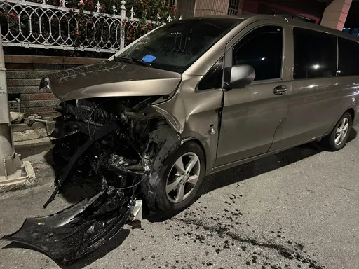 台東2車對撞「車頭全爛」5人送醫！　3名新加坡旅客受傷