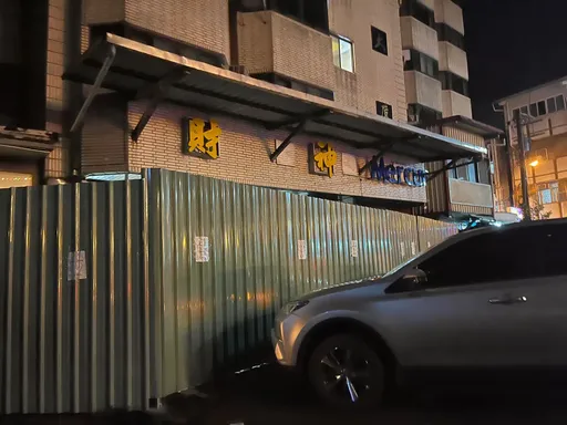 連假衝花東!要入住驚見飯店被鐵皮圍死 她怒炸PO網「幫高調」