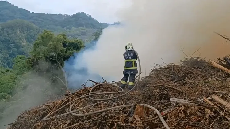 風勢改變將火煙吹向打火弟兄，造成10名警義消身體不適送醫。民眾提供