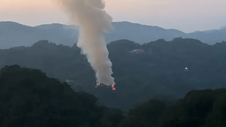 苗栗大湖山林火災，現場竄起濃煙。民眾提供