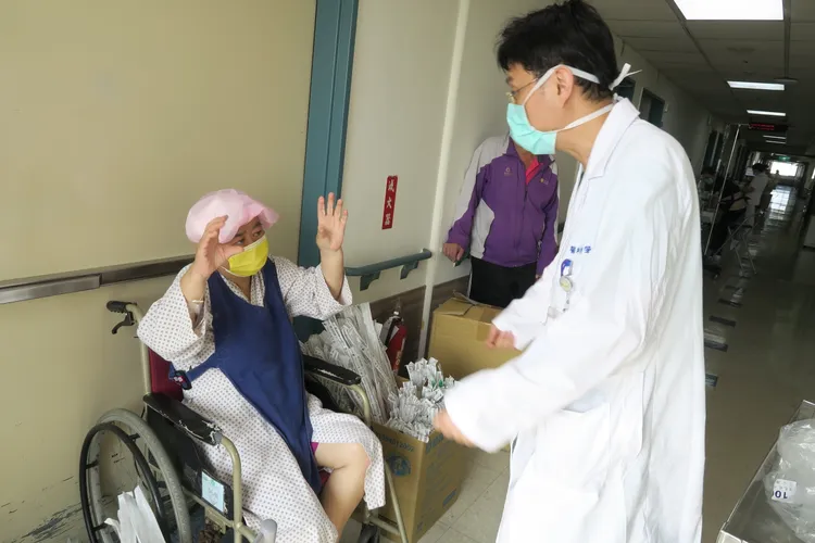 賴肇康醫師探視周女士。院方提供