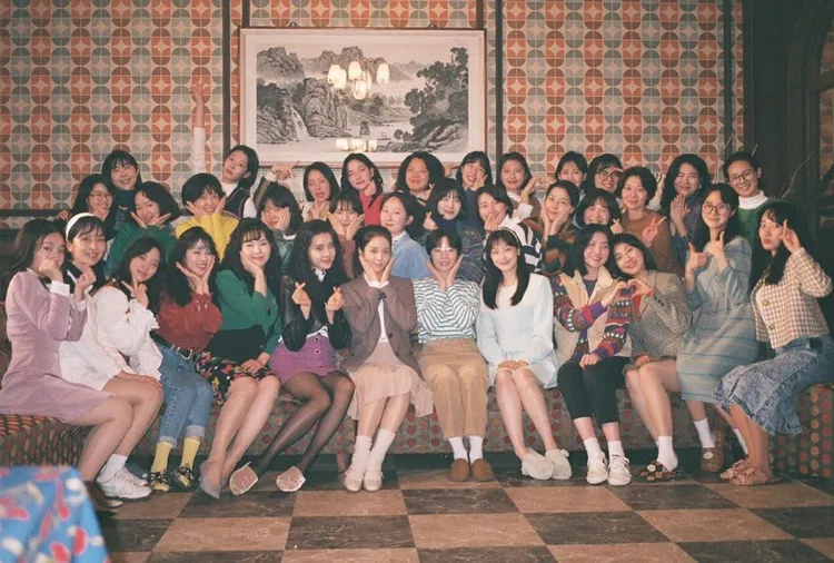 朴秀蓮（前排左五）在《雪降花》中飾演好秀女子大學的學生，跟Jisoo（前排左七）一樣住在宿舍。翻攝朴秀蓮IG