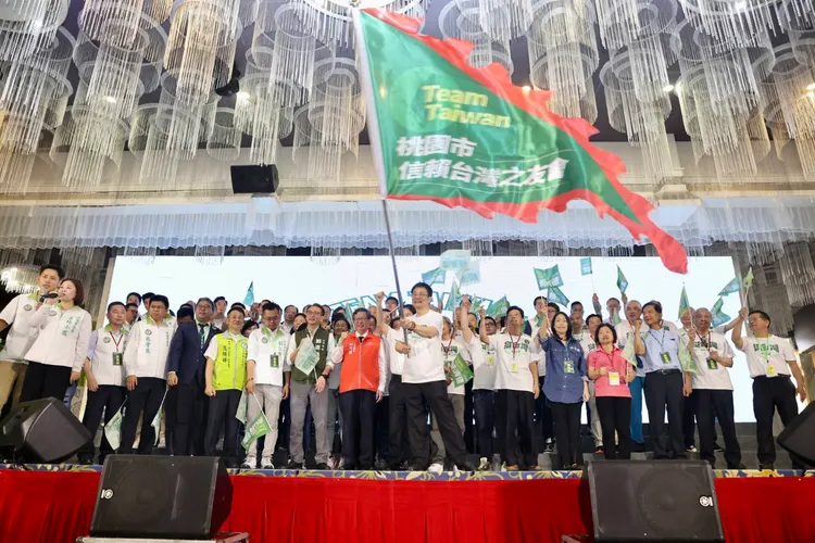 賴清德授旗桃園市信賴台灣之友會理事長林瑞祥後，現場高呼「2024團結一致」。賴競辦提供