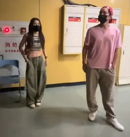 王大陸（右）帶著女友蔡卓宜一起來看hito頒獎禮。讀者提供