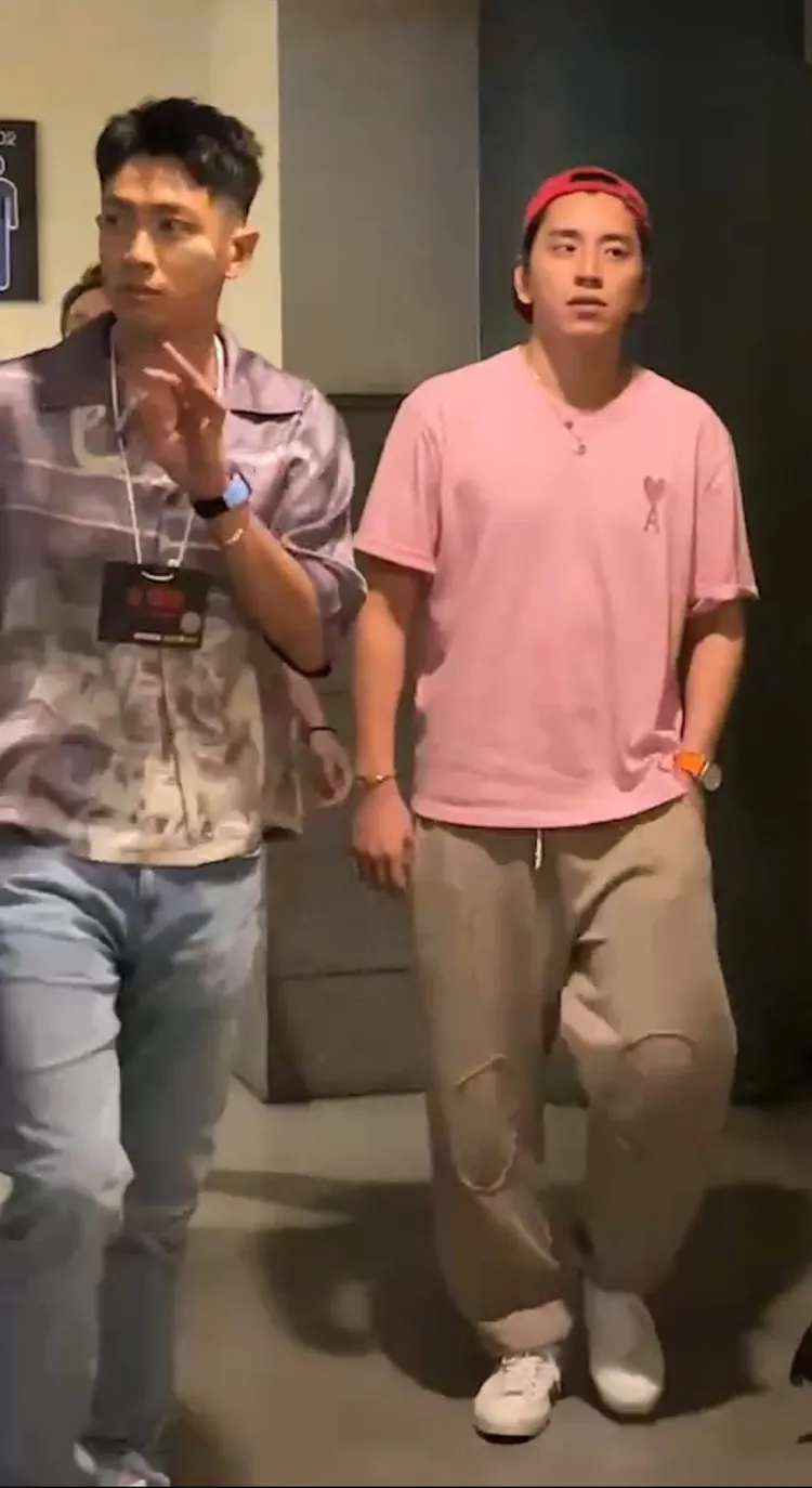 柯震東（左）與王大陸打扮休閒，連上廁所都在一起。特勤中心攝
