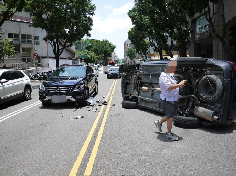 三菱休旅車側翻。民眾提供