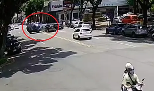 休旅車過彎擦撞300萬賓士　「兩輪撐3秒」側翻！母女輕傷