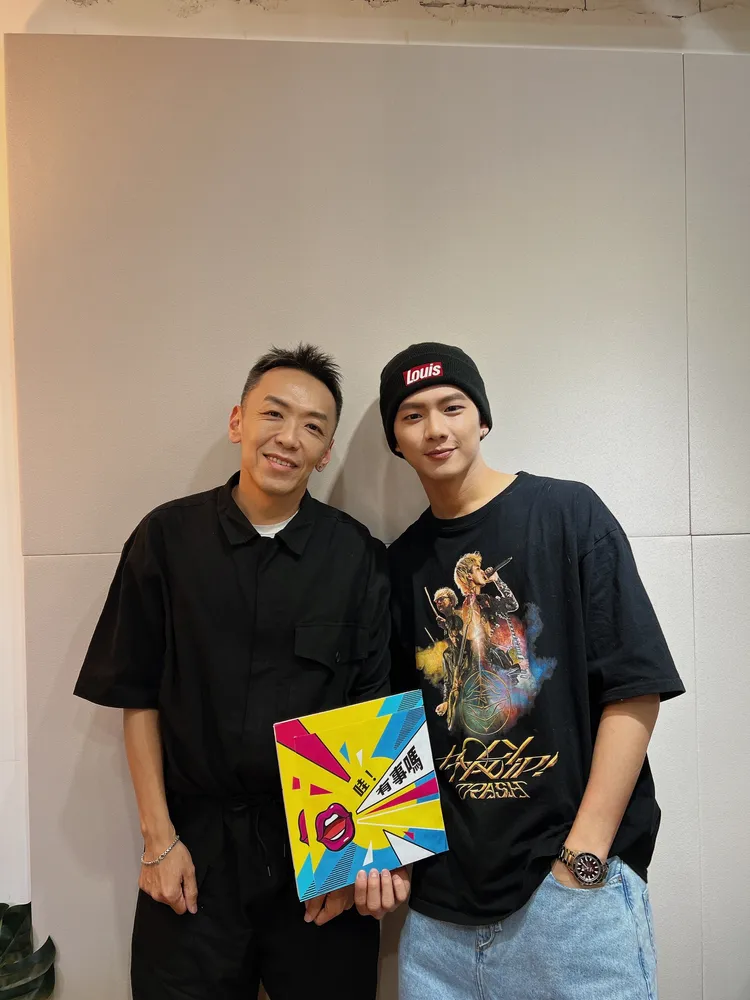 主持人吳小帽（左）和吳念軒開心合影。《哇！有事嗎》提供