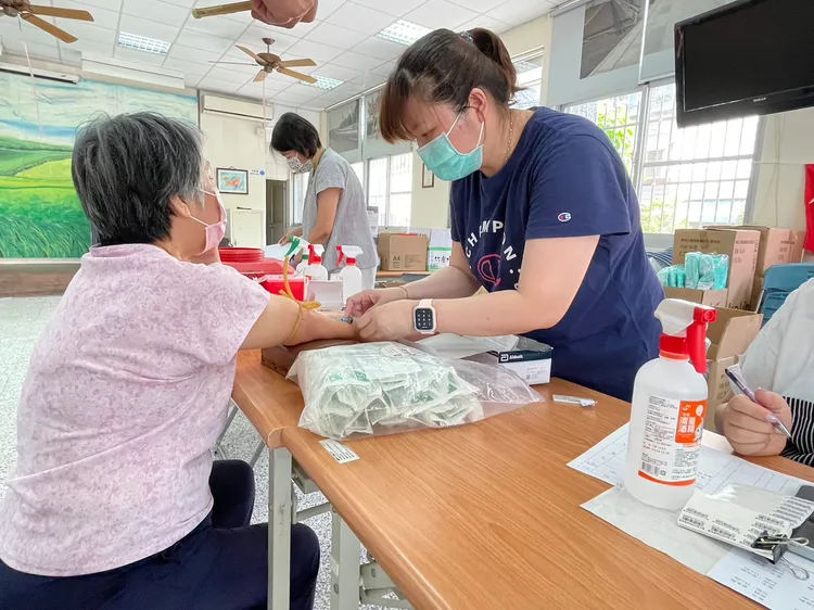 社區民眾前往擴大採檢站接受篩檢。市府提供