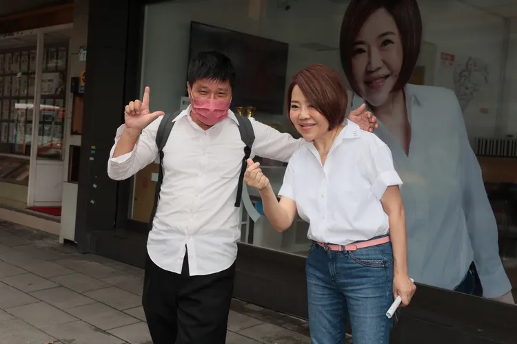 于美人（右）常遇到支持者找她合影。彭欣偉攝