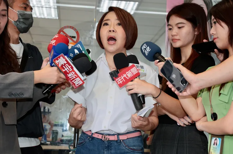 于美人宣布參選後行程滿檔。彭欣偉攝