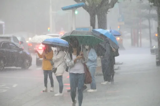 入夜2地區升級豪雨!11縣市大雨特報 地震頻繁小心坍方落石