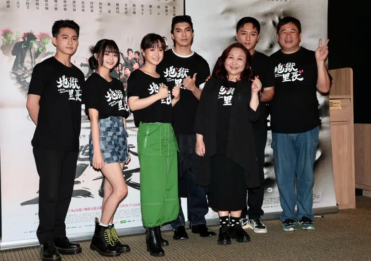導演瞿友寧（右起）、鄭人碩、鄭怡、林哲熹、嚴正嵐、邵奕玫、林暉閔今《地獄里長》特映會。彭欣偉攝