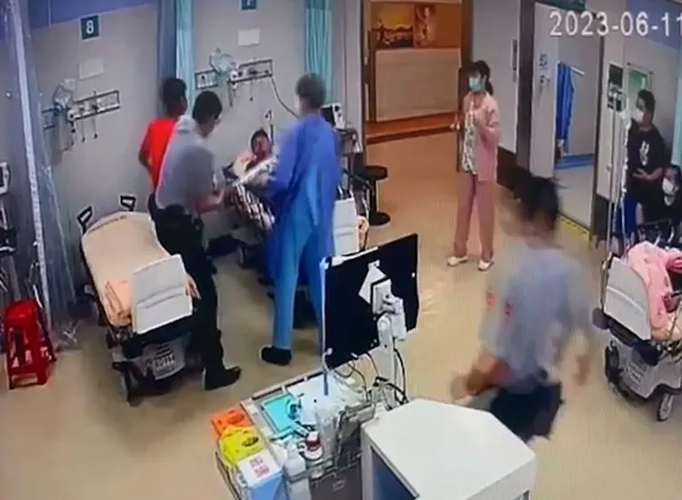 警衛及醫師黃彥偉等人合力制止林男，並奪下他手中的鋸子。彰基提供