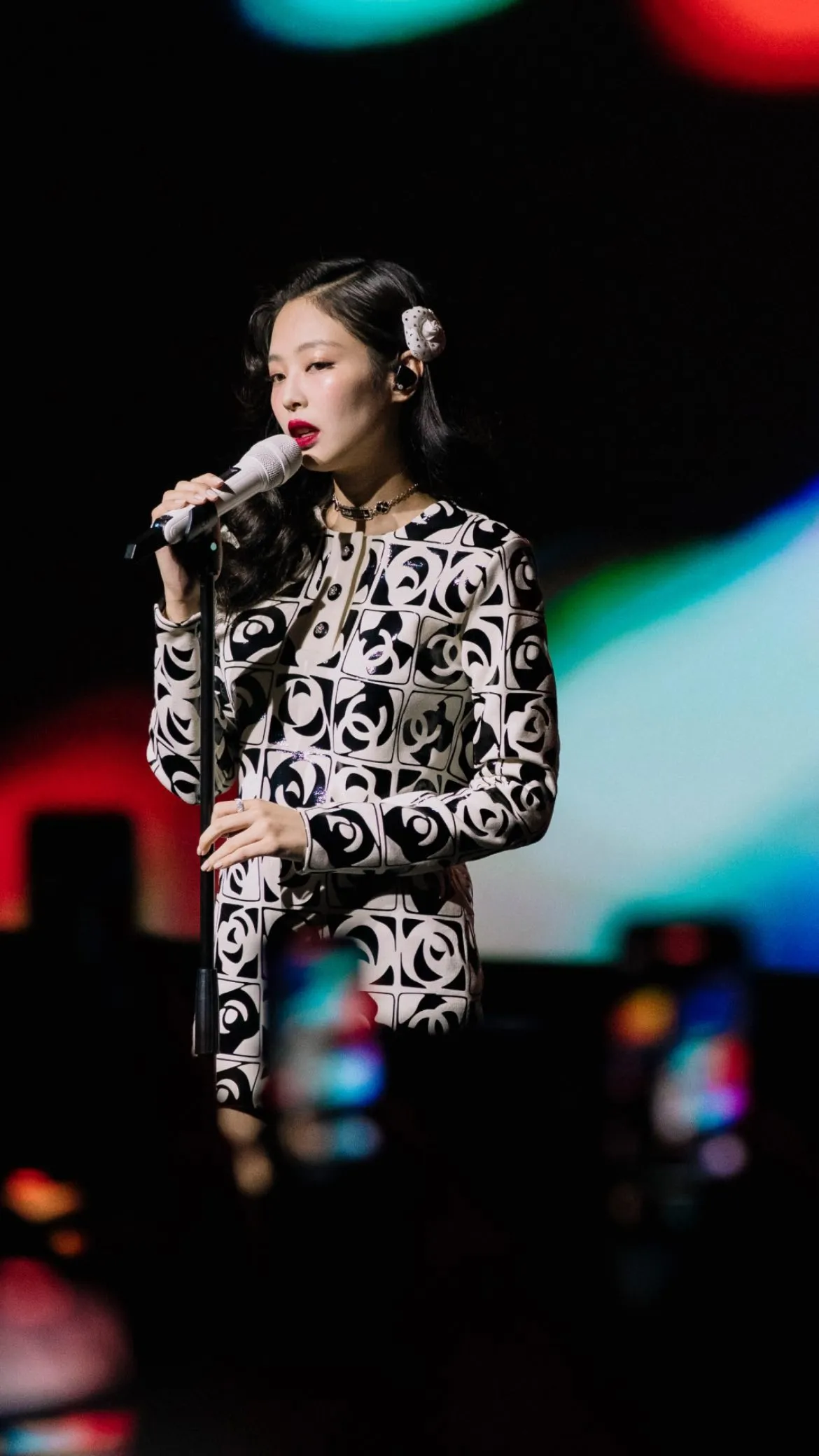 Jennie于秀后派对中献唱。翻摄chanelofficial IG
