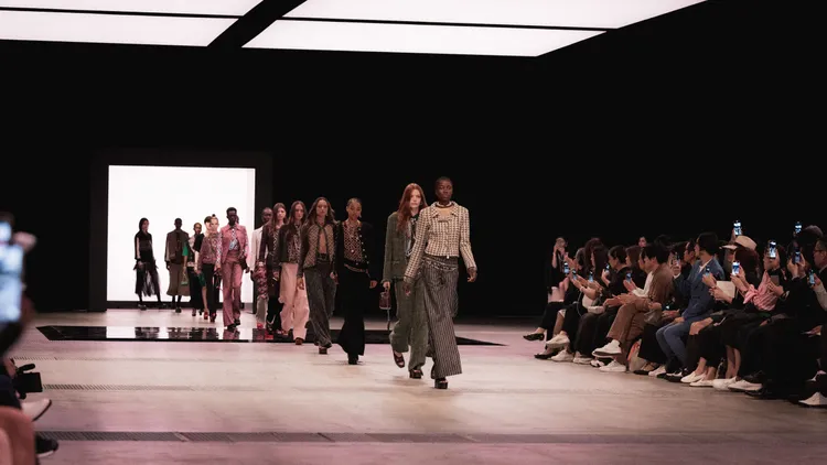 香奈兒於東京重現去年於非洲塞內加爾首都達卡發表的2022／23 Métiers d'art工坊系列大秀，並以一系列跨領域藝文合作，呼應品牌與時尚、電影、舞蹈、文學、當代藝術及音樂間的緊密連結。品牌提供