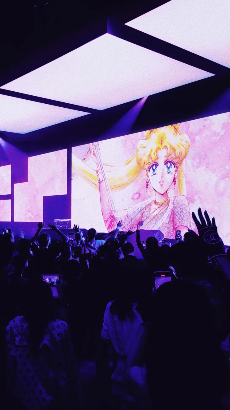 派對大螢幕上驚喜現身的知名動漫《美少女戰士》主角們，也在原作者日本漫畫家武內直子的首肯下穿上香奈兒工坊系列新裝。翻攝chanelofficial IG