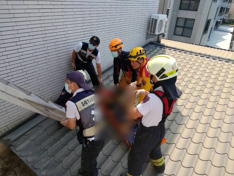 嫌犯從四樓跌落二樓受傷。讀者提供