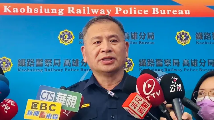 鐵路警察局高雄分局副分局長林泰山說明案情。讀者提供