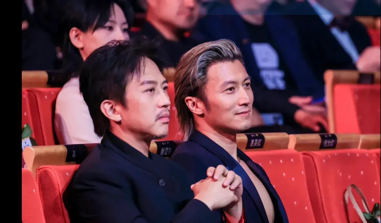 44歲的中國男星鄧超(左)當晚活動坐在謝霆鋒身邊,被稱看上去很像兩代人。翻攝影娛達人微博